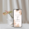 Portada de invitación digital de boda con flores doradas sobre un mockup con fondo claro.