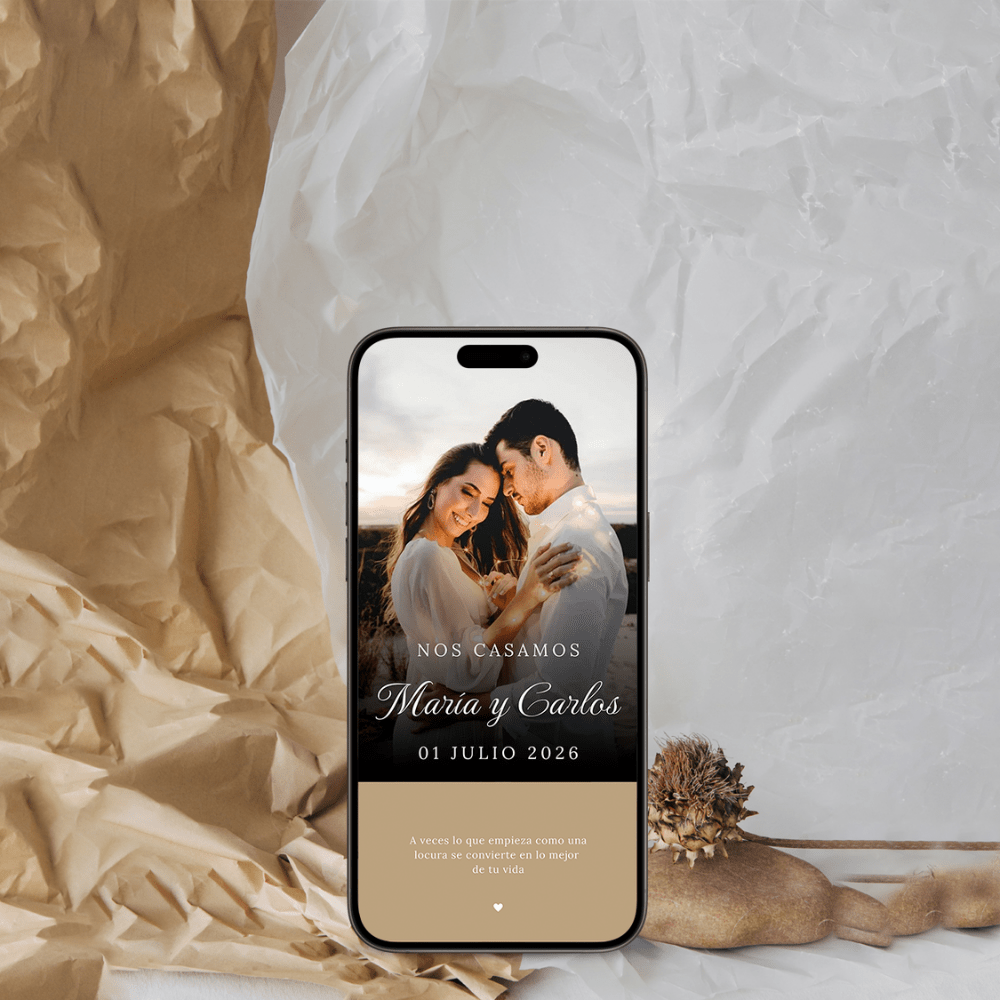 Portada elegante de invitación digital de boda con fotografías y detalles en dorado