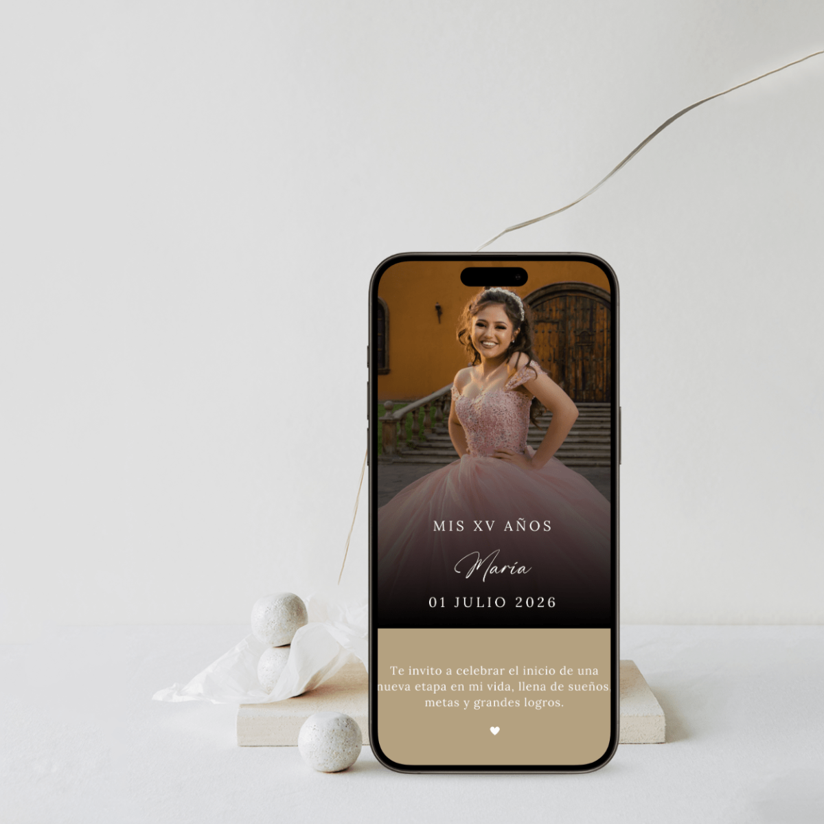 Portada elegante de invitación digital de xv años con fotografías y detalles en dorado