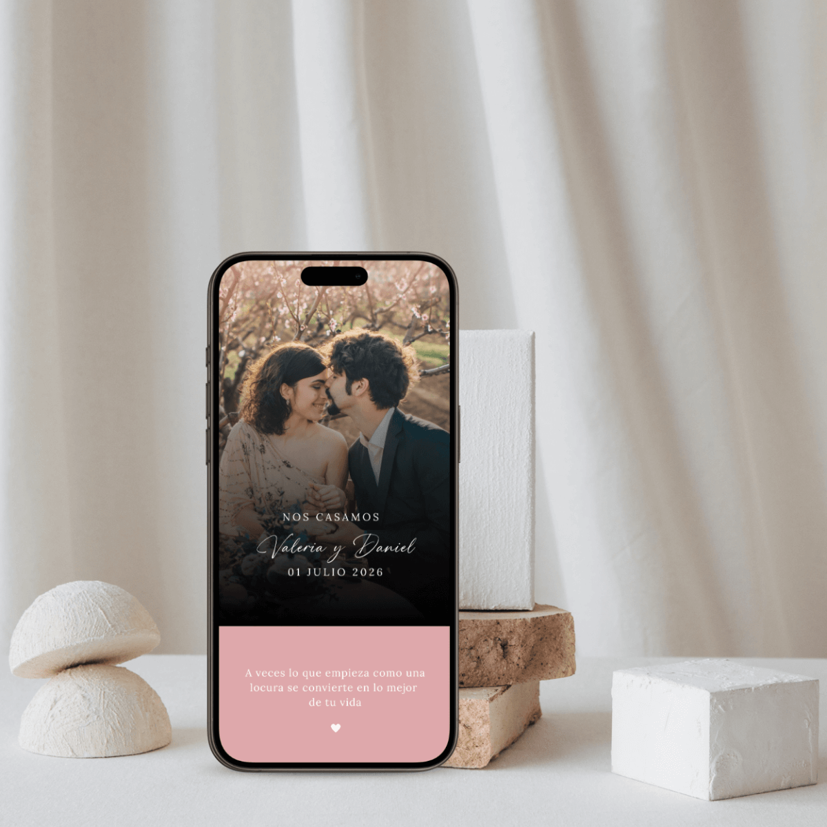 Imagen que muestra portada invitacion digital de boda con fotos color rosa